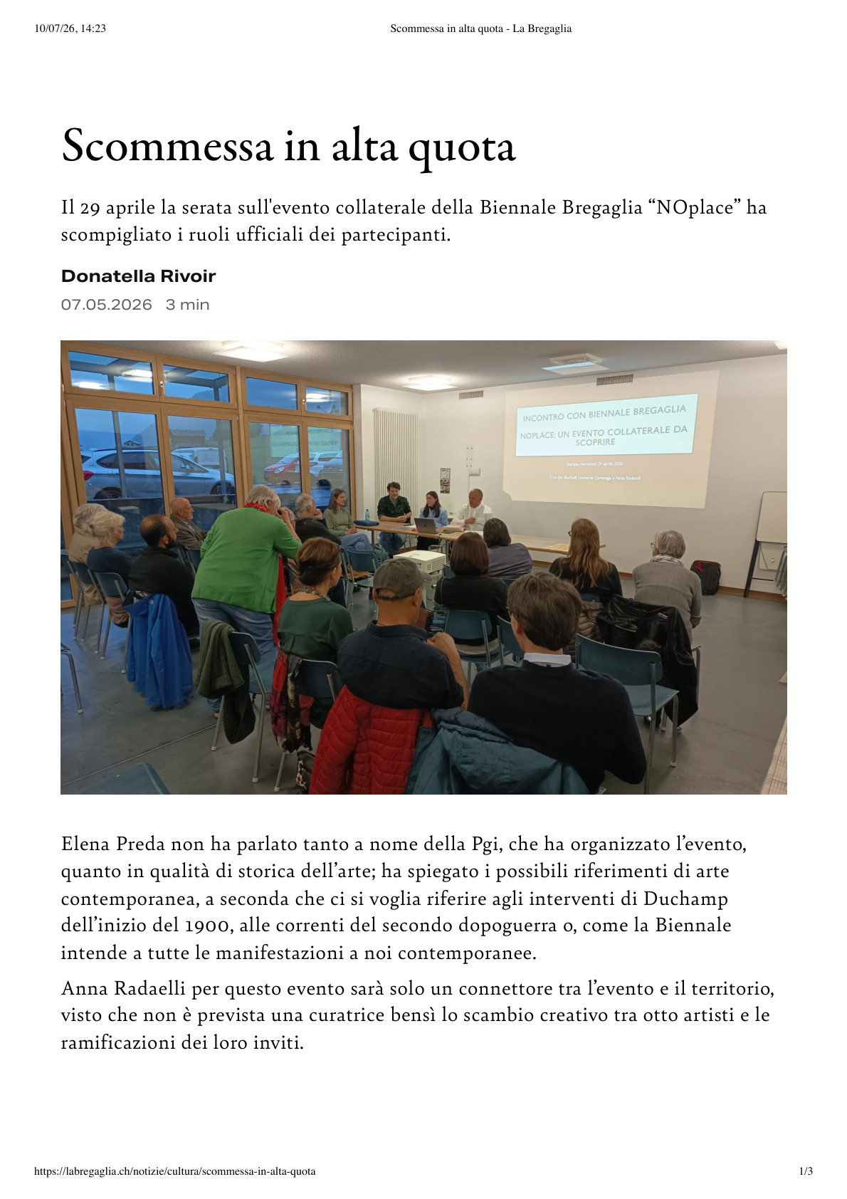 È l'articolo "Scommessa in alta quota" (La Bregaglia, 7 maggio 2026, di Donatella Rivoir): racconta la serata di presentazione pubblica di NoPlace come evento collaterale della Biennale Bregaglia, con gli interventi di Elena Preda, Anna Radaelli, Umberto Cavenago e Jon Bischoff sul progetto e sulla sua struttura orizzontale a inviti.